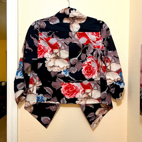 👻‎ 2/$20 item! Floral blazer - Picture 2 of 2